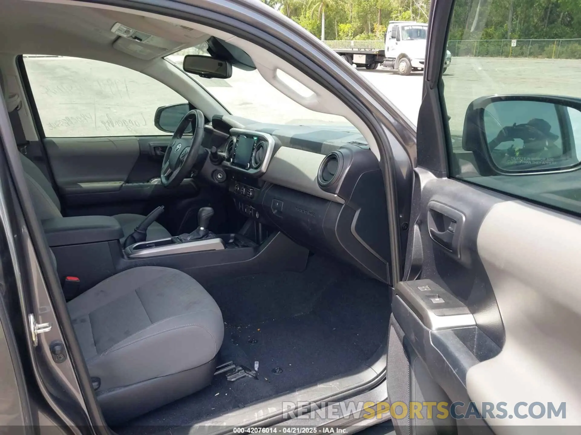 5 Photograph of a damaged car 5TFAZ5CN4LX091283 TOYOTA TACOMA 2020