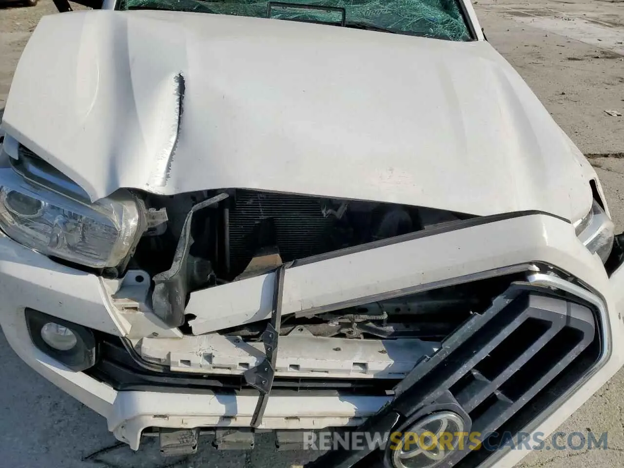 12 Photograph of a damaged car 5TFAZ5CN7LX094100 TOYOTA TACOMA 2020