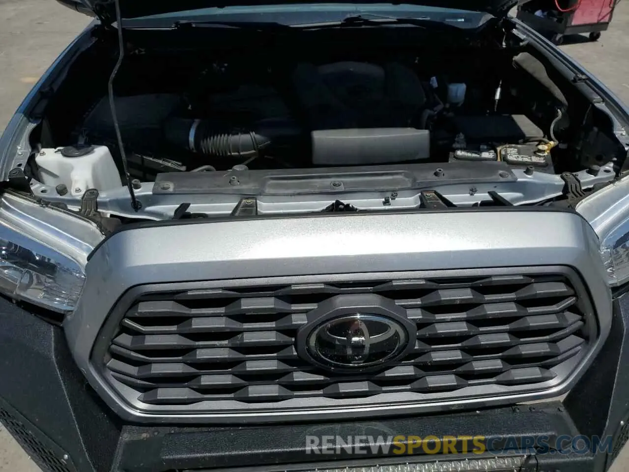 11 Photograph of a damaged car 5TFCZ5AN2LX222433 TOYOTA TACOMA 2020