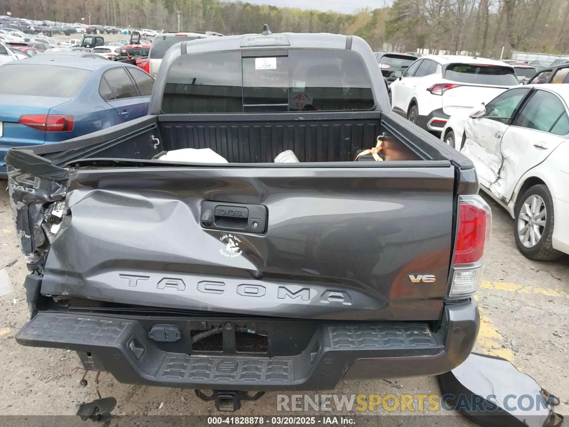 16 Photograph of a damaged car 5TFCZ5AN2LX229785 TOYOTA TACOMA 2020