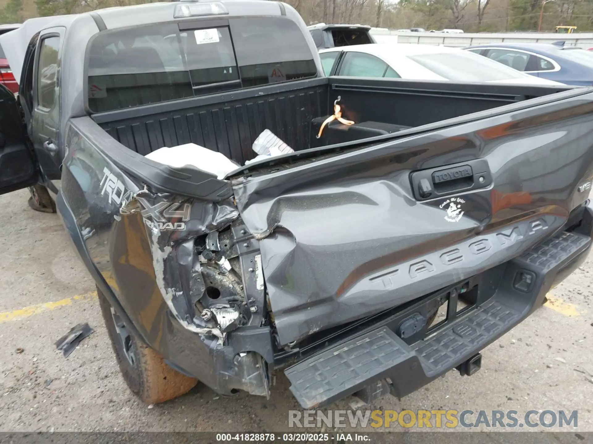 6 Photograph of a damaged car 5TFCZ5AN2LX229785 TOYOTA TACOMA 2020