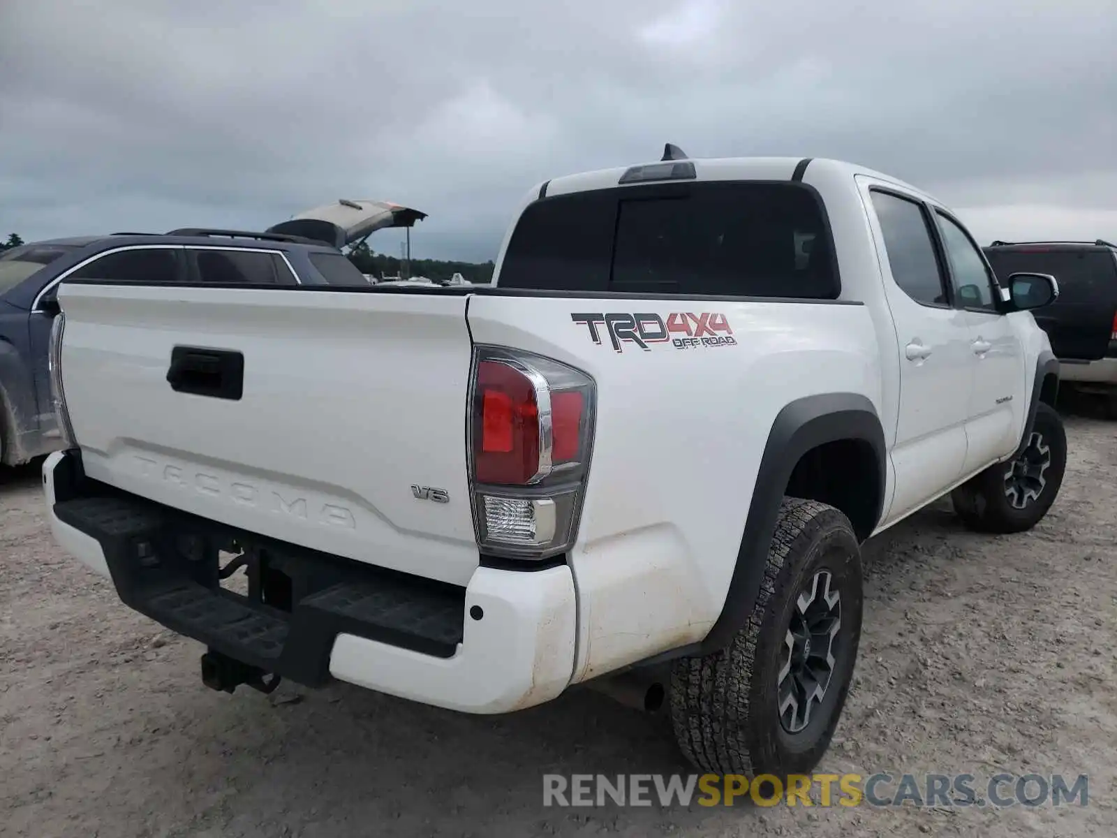 4 Photograph of a damaged car 5TFCZ5AN5LX230509 TOYOTA TACOMA 2020