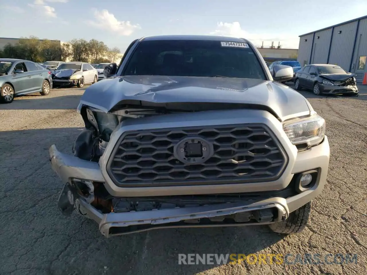 5 Photograph of a damaged car 5TFCZ5AN6LX235685 TOYOTA TACOMA 2020