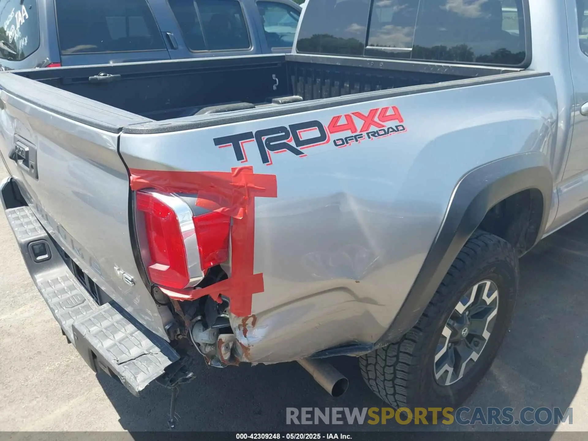 17 Photograph of a damaged car 5TFCZ5AN9LX231386 TOYOTA TACOMA 2020