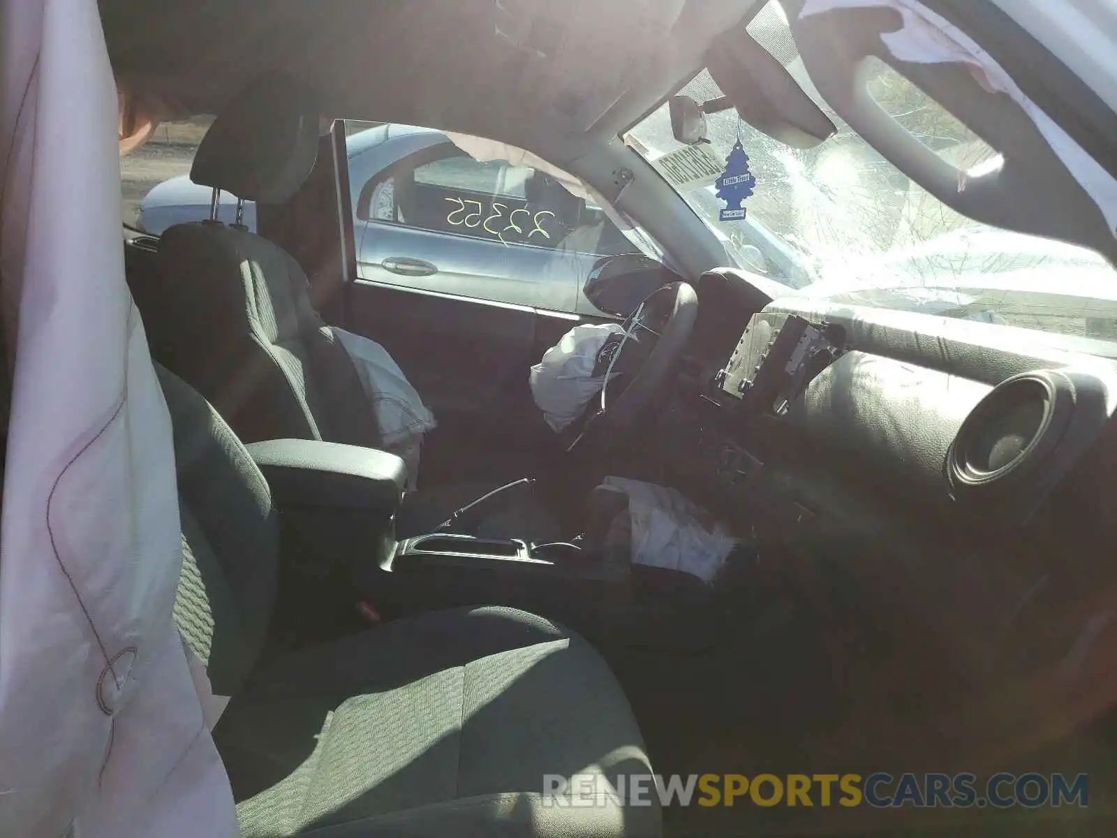 5 Photograph of a damaged car 5TFSZ5AN5LX218050 TOYOTA TACOMA 2020