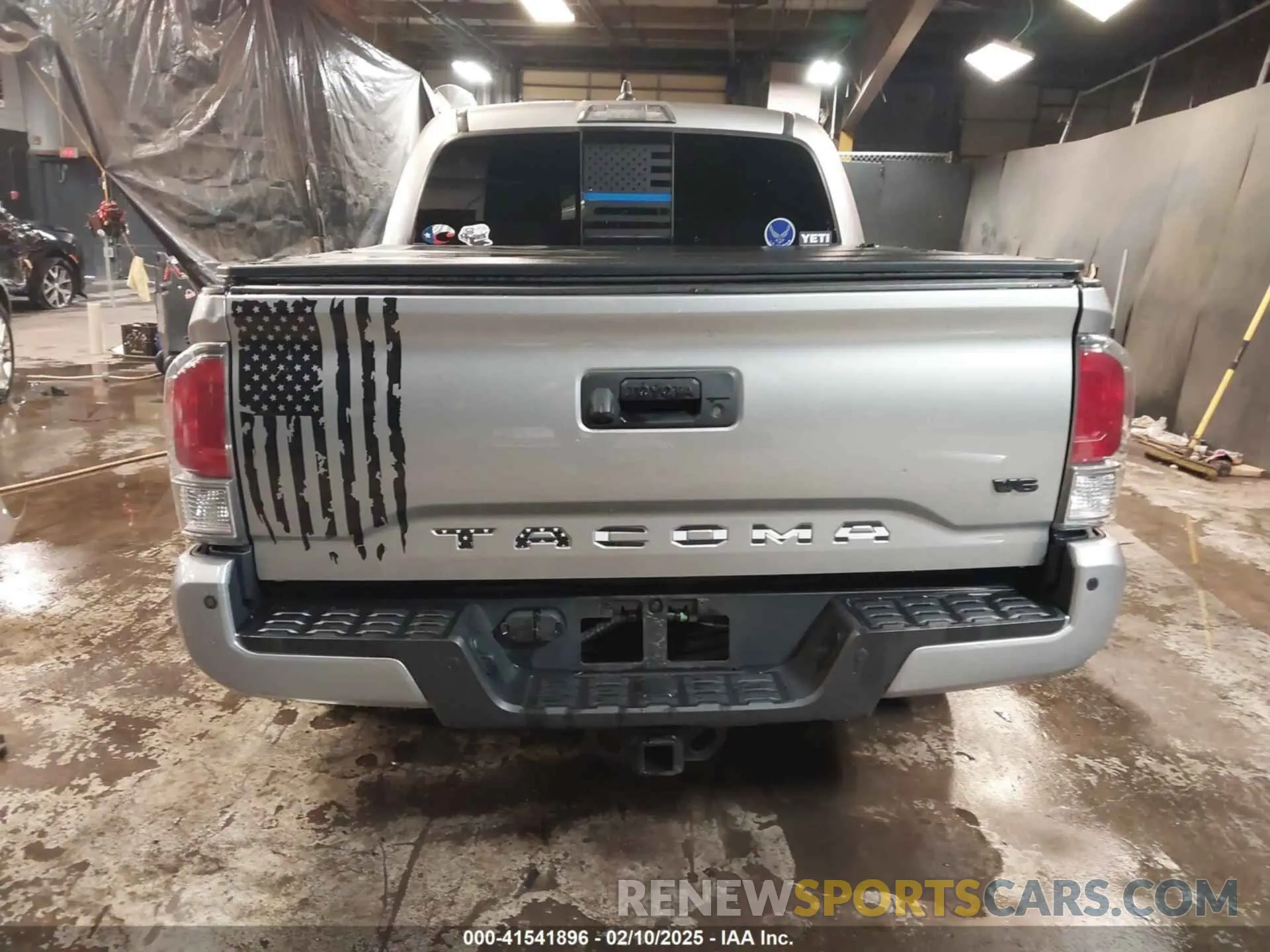 17 Photograph of a damaged car 3TYCZ5AN5MT023940 TOYOTA TACOMA 2021