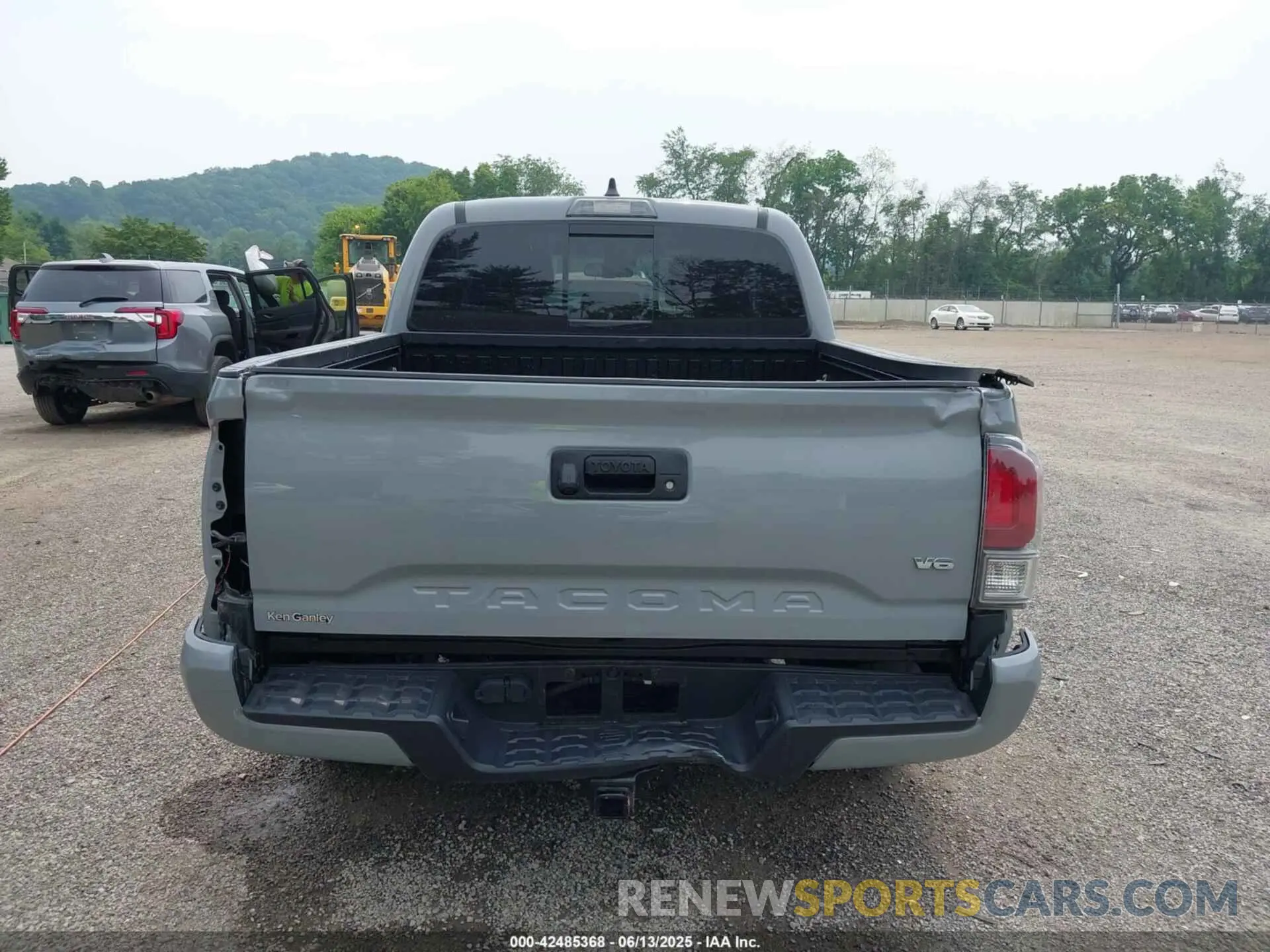 17 Photograph of a damaged car 3TYCZ5AN5MT030404 TOYOTA TACOMA 2021