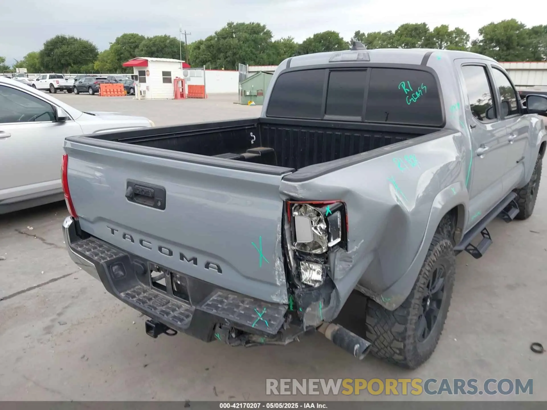 4 Photograph of a damaged car 5TFAX5GNXMX191938 TOYOTA TACOMA 2021