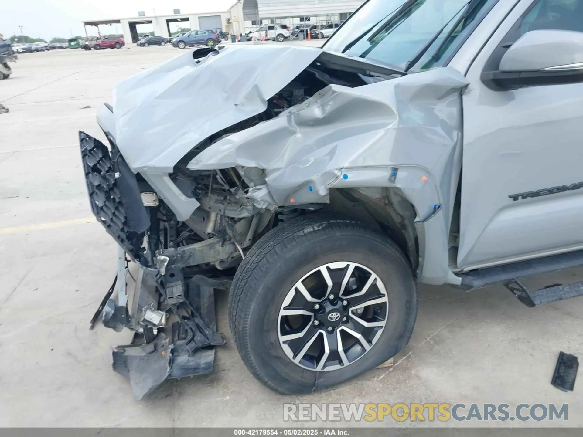 18 Photograph of a damaged car 5TFAZ5CN1MX112477 TOYOTA TACOMA 2021