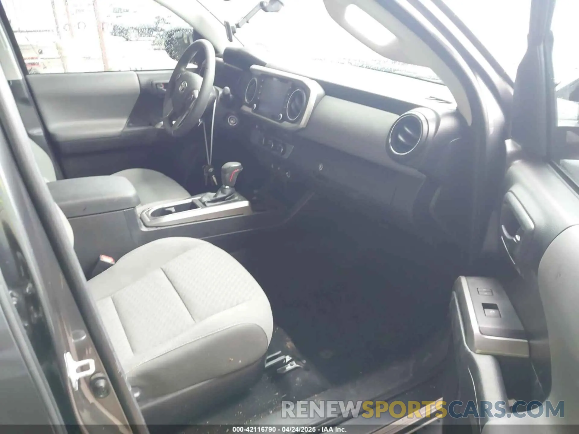 5 Photograph of a damaged car 5TFAZ5CN4MX116734 TOYOTA TACOMA 2021