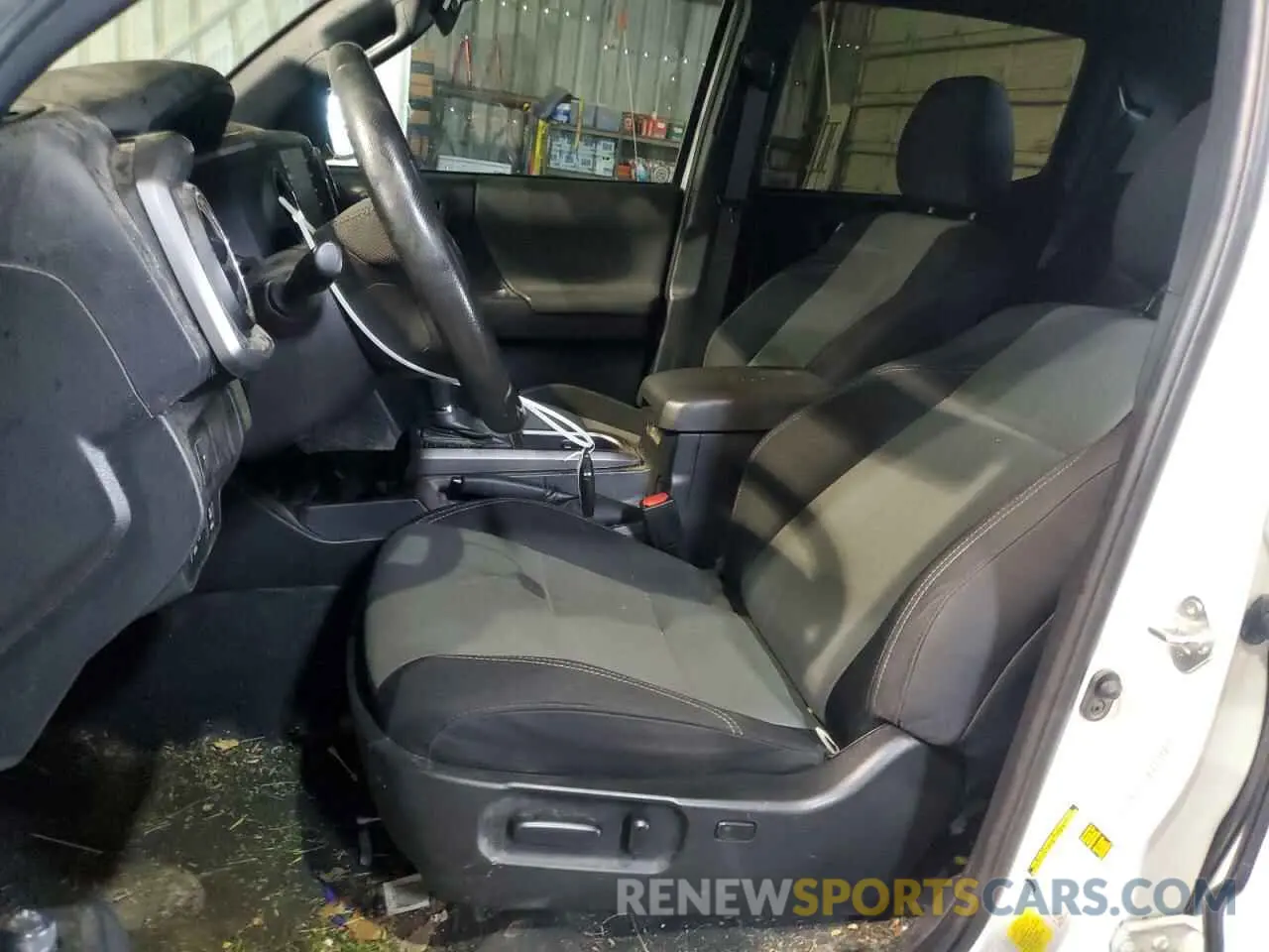 7 Photograph of a damaged car 5TFCZ5AN8MX260072 TOYOTA TACOMA 2021