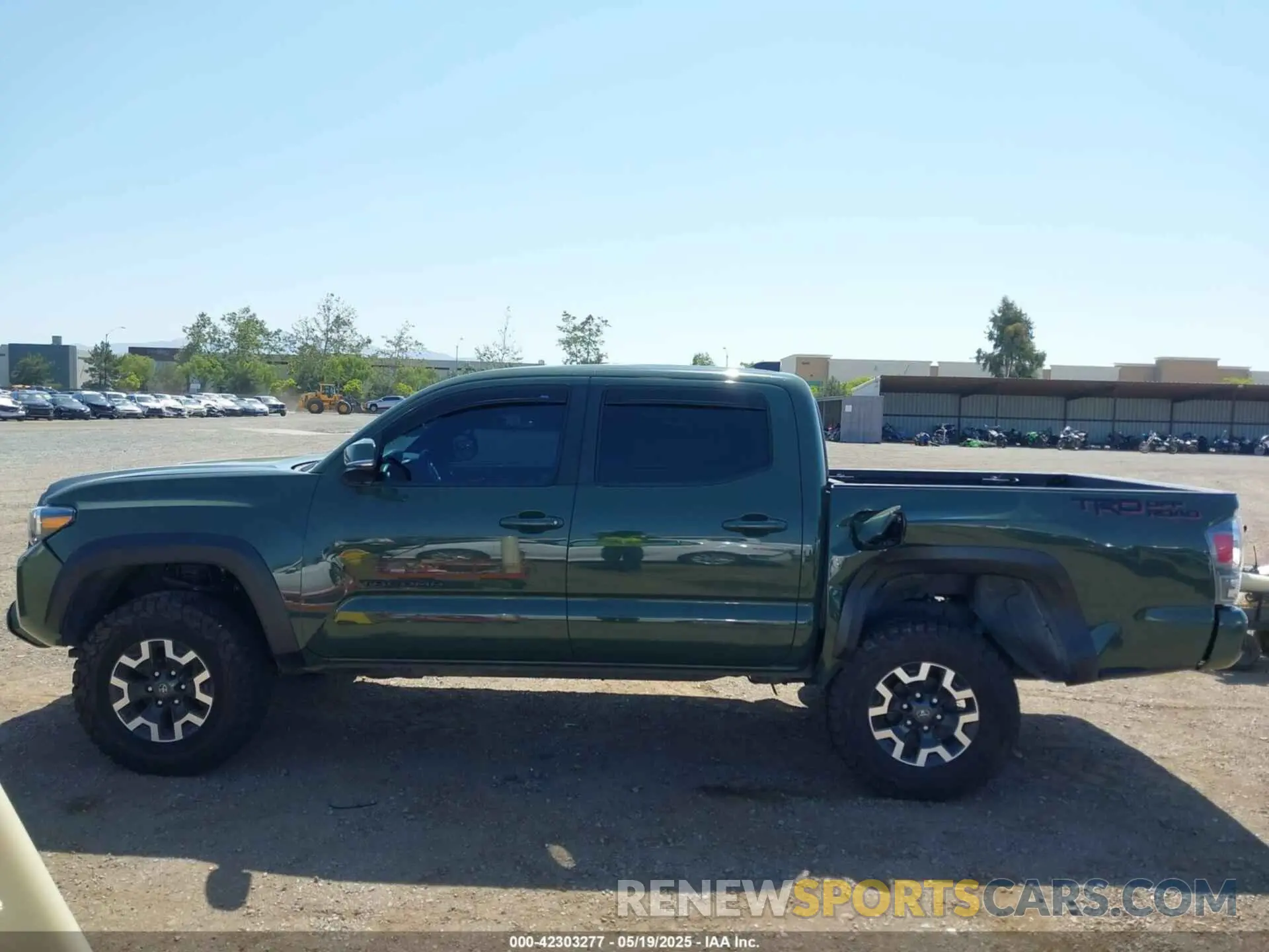 14 Photograph of a damaged car 3TMAZ5CN1NM170418 TOYOTA TACOMA 2022