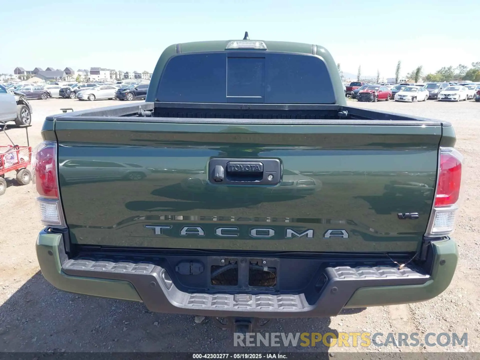 16 Photograph of a damaged car 3TMAZ5CN1NM170418 TOYOTA TACOMA 2022