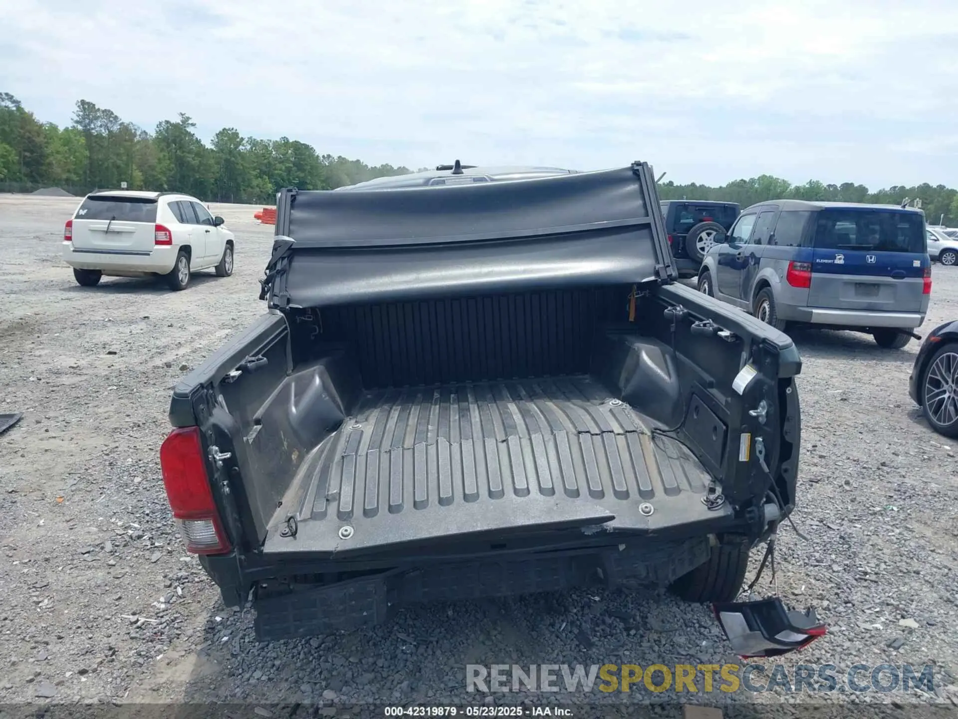 17 Photograph of a damaged car 3TMAZ5CN3NM189570 TOYOTA TACOMA 2022