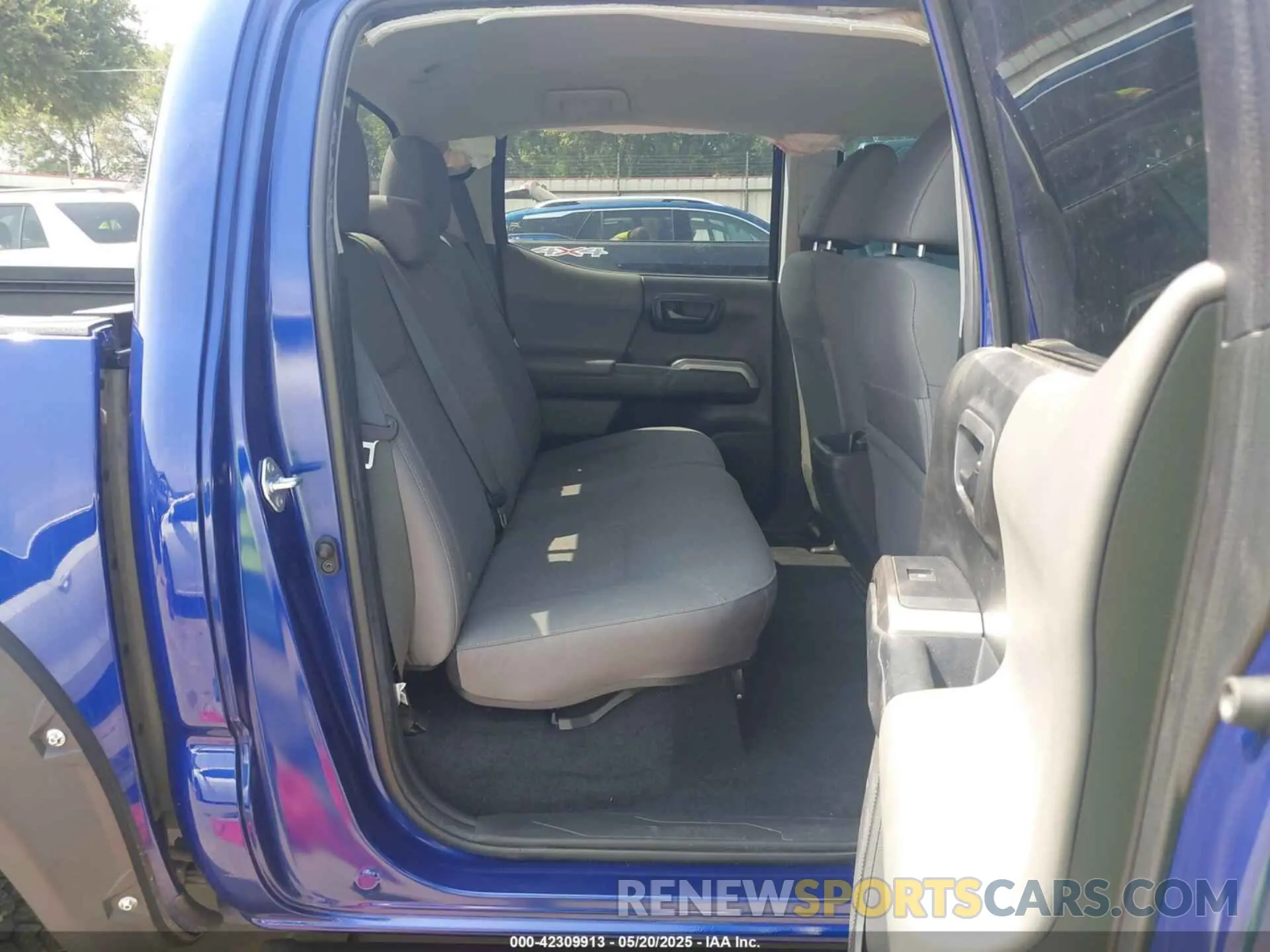 8 Photograph of a damaged car 3TMAZ5CN4NM172017 TOYOTA TACOMA 2022