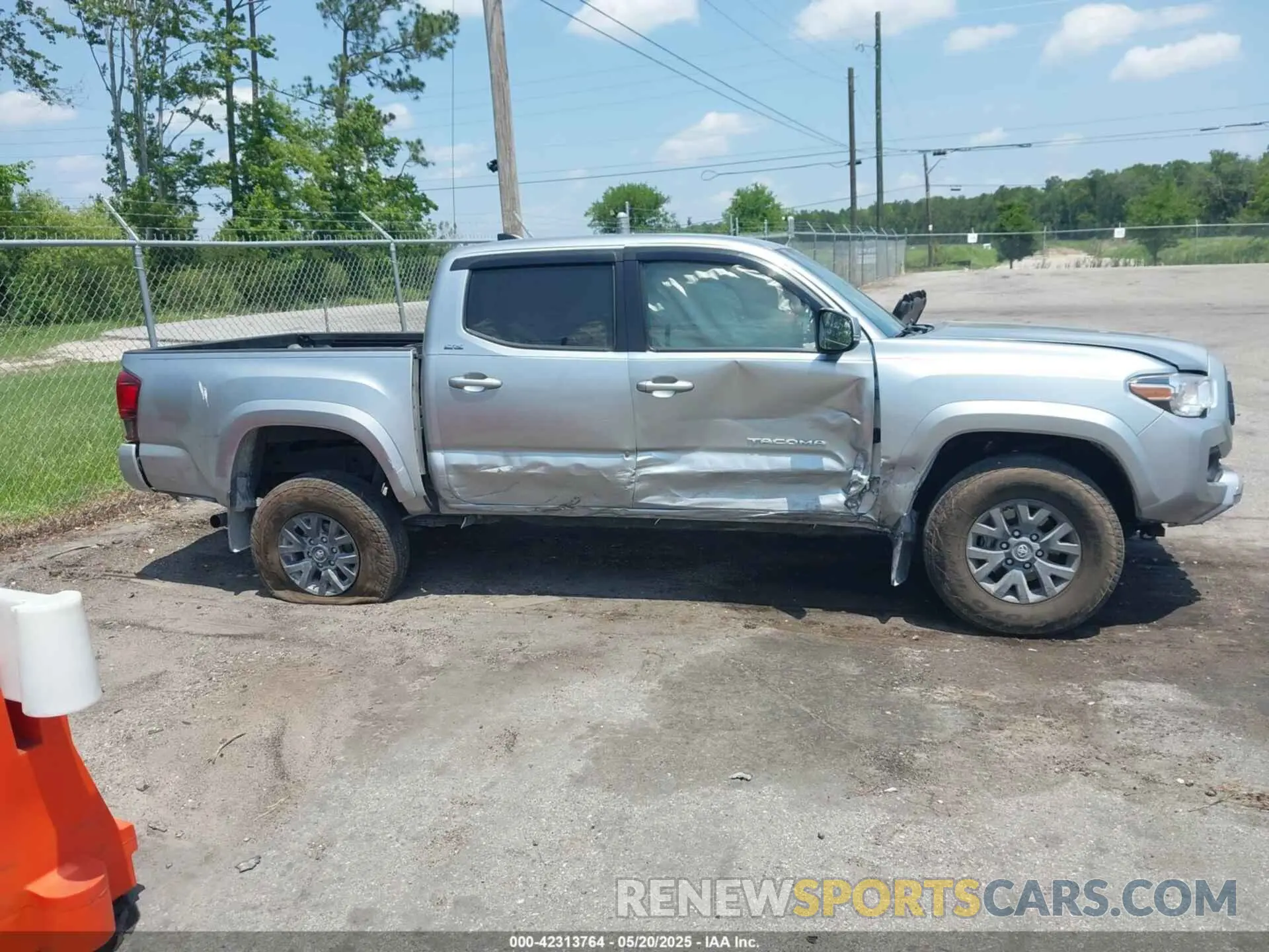 14 Photograph of a damaged car 3TMAZ5CN5NM181423 TOYOTA TACOMA 2022