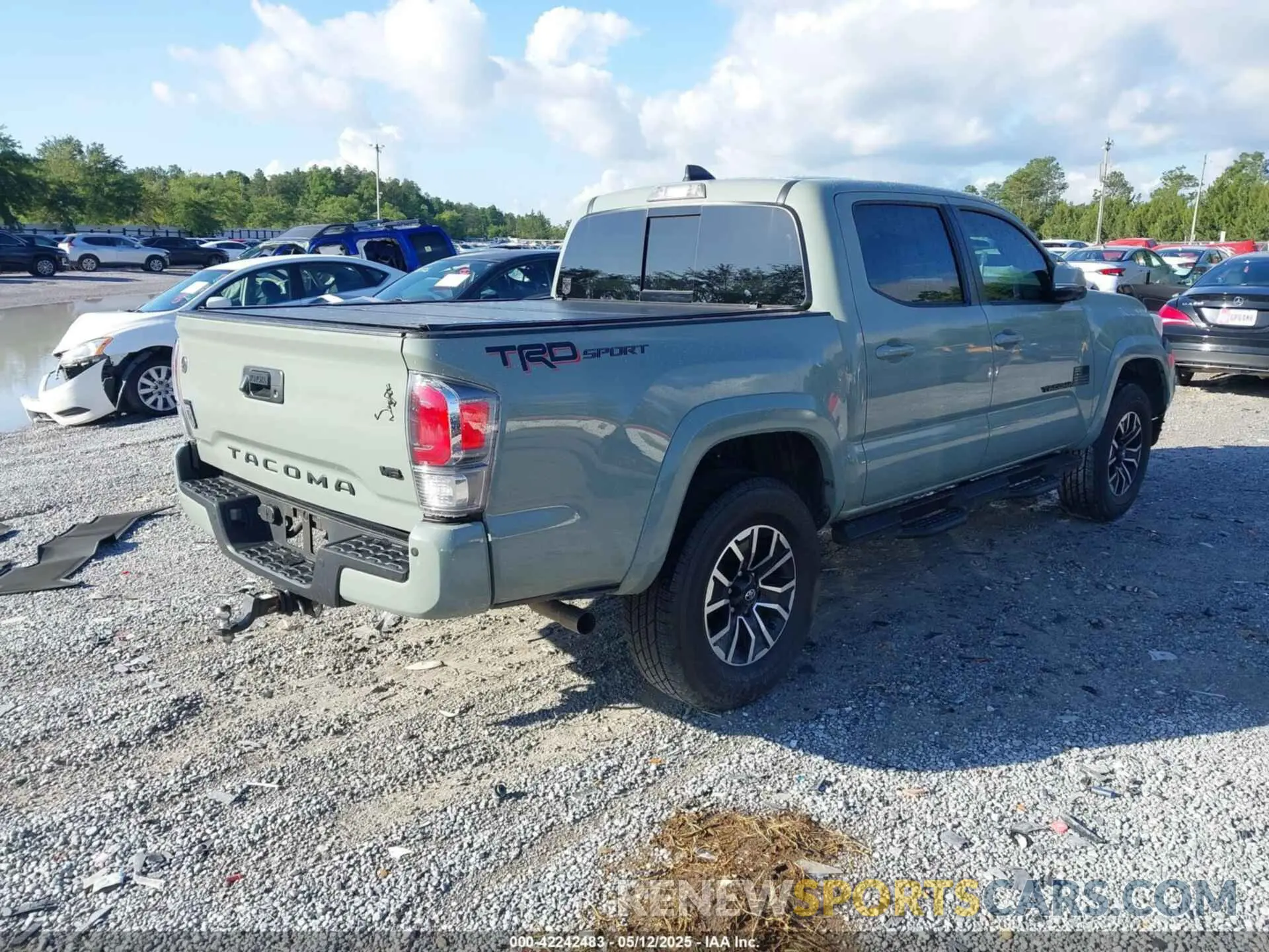 4 Photograph of a damaged car 3TMAZ5CN6NM164923 TOYOTA TACOMA 2022