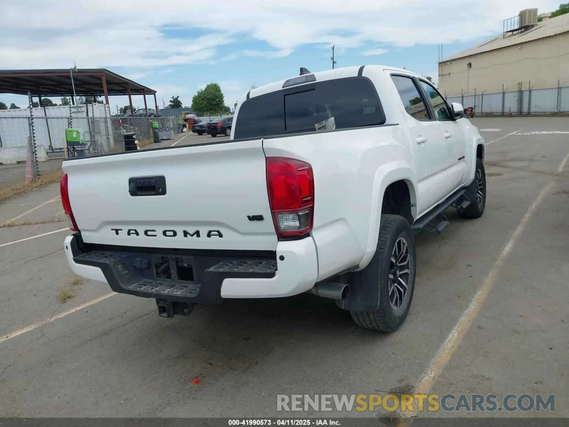 4 Photograph of a damaged car 3TMAZ5CNXNM166657 TOYOTA TACOMA 2022