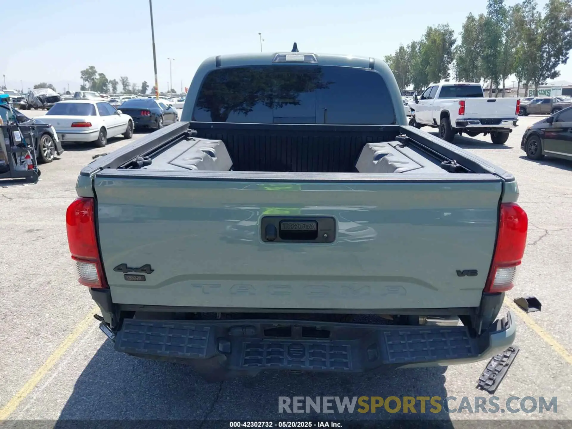 16 Photograph of a damaged car 3TMCZ5AN0NM509861 TOYOTA TACOMA 2022
