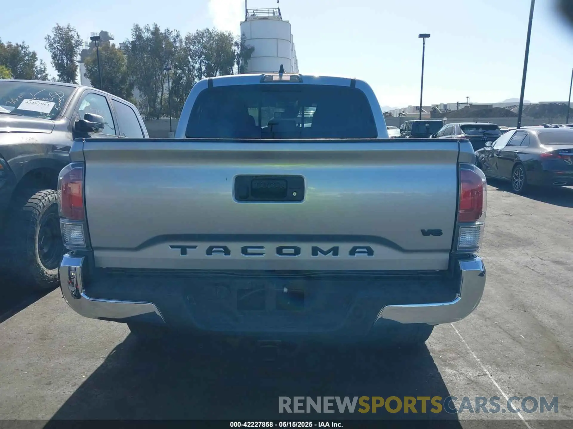 17 Photograph of a damaged car 3TMCZ5AN1NM518343 TOYOTA TACOMA 2022