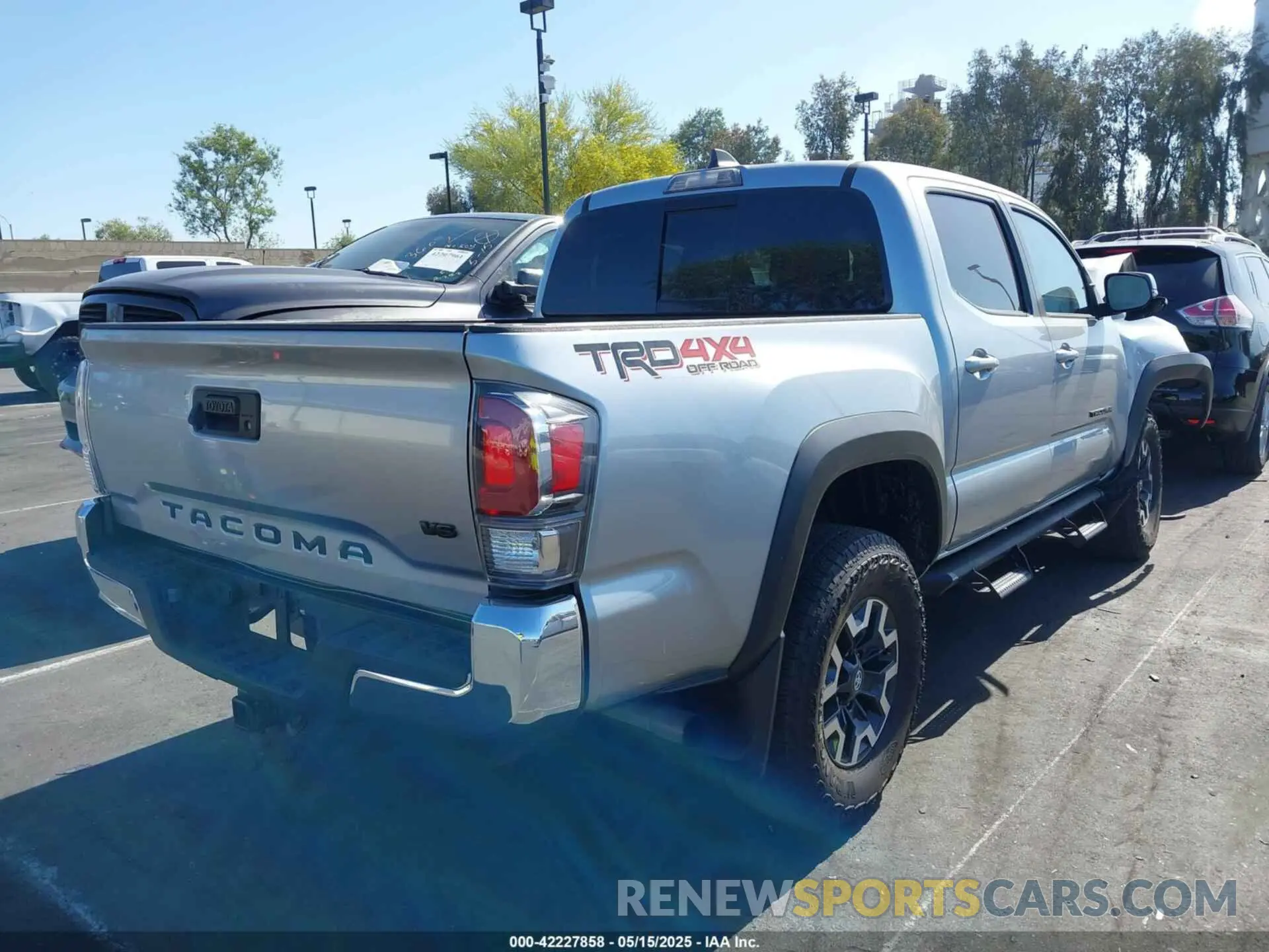 4 Photograph of a damaged car 3TMCZ5AN1NM518343 TOYOTA TACOMA 2022