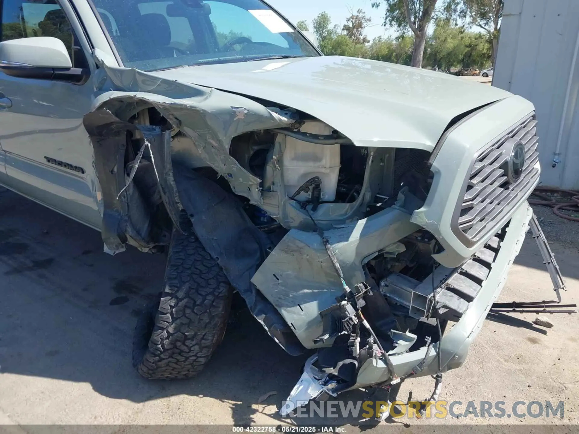 18 Photograph of a damaged car 3TMCZ5AN3NM464642 TOYOTA TACOMA 2022
