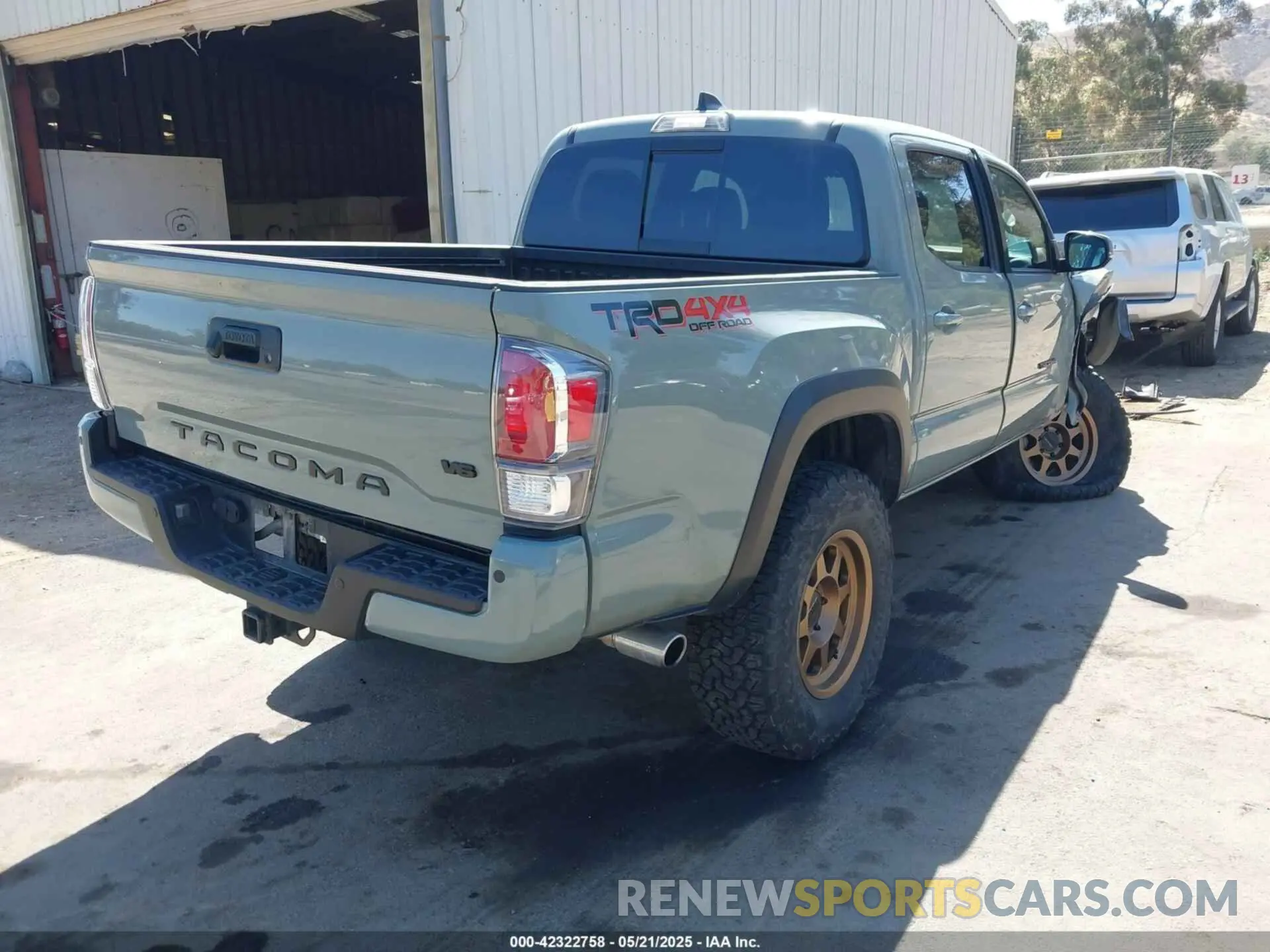 4 Photograph of a damaged car 3TMCZ5AN3NM464642 TOYOTA TACOMA 2022