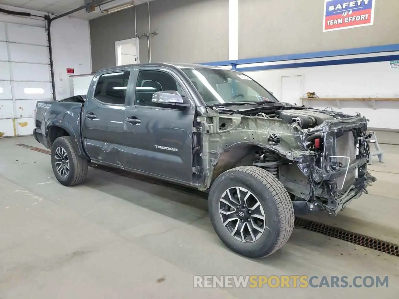 4 Photograph of a damaged car 3TMCZ5AN5NM468076 TOYOTA TACOMA 2022