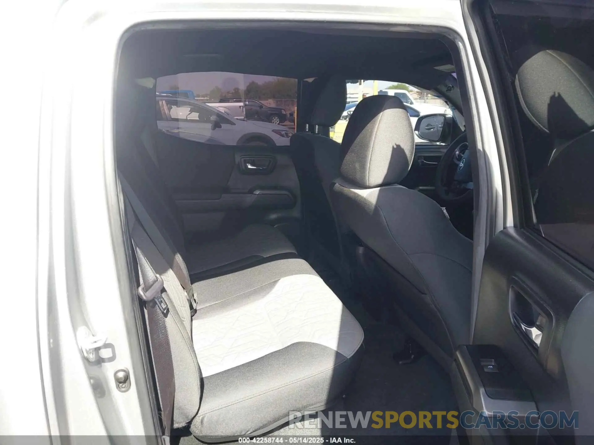 8 Photograph of a damaged car 3TMCZ5AN7NM515446 TOYOTA TACOMA 2022