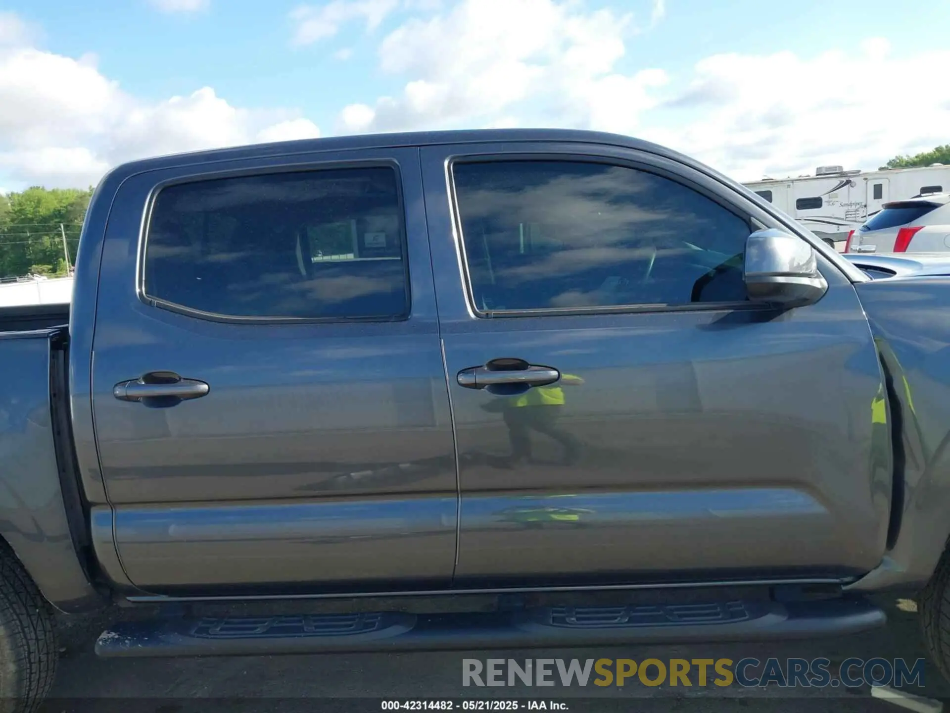 14 Photograph of a damaged car 3TMCZ5AN9NM522088 TOYOTA TACOMA 2022