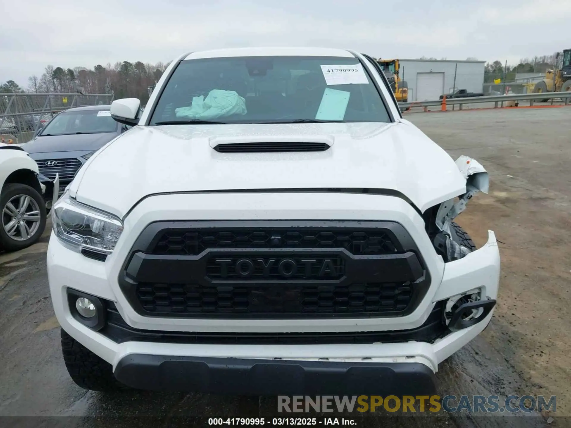 12 Photograph of a damaged car 3TMCZ5ANXNM467411 TOYOTA TACOMA 2022