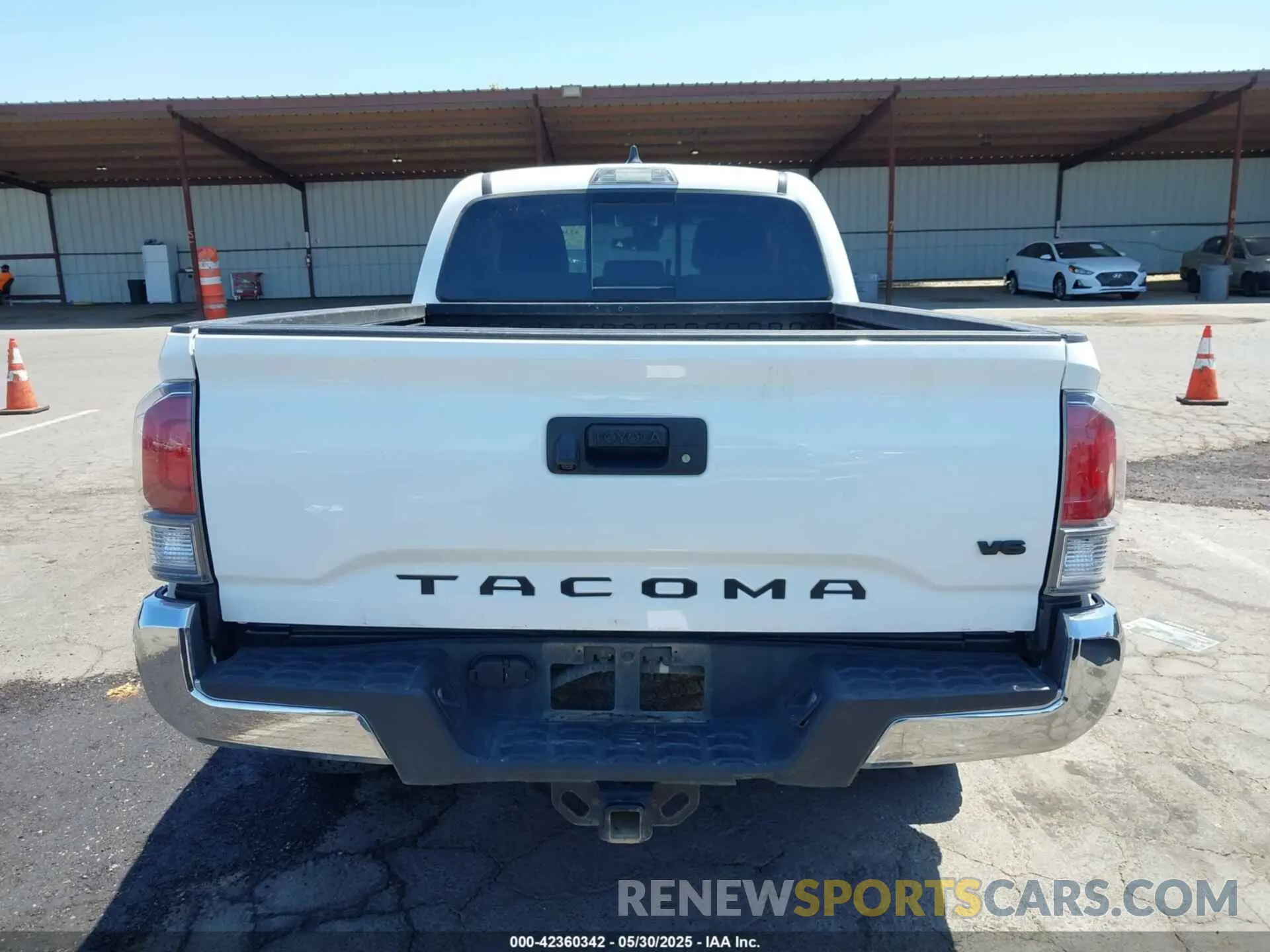 16 Photograph of a damaged car 3TMDZ5BN9NM130697 TOYOTA TACOMA 2022