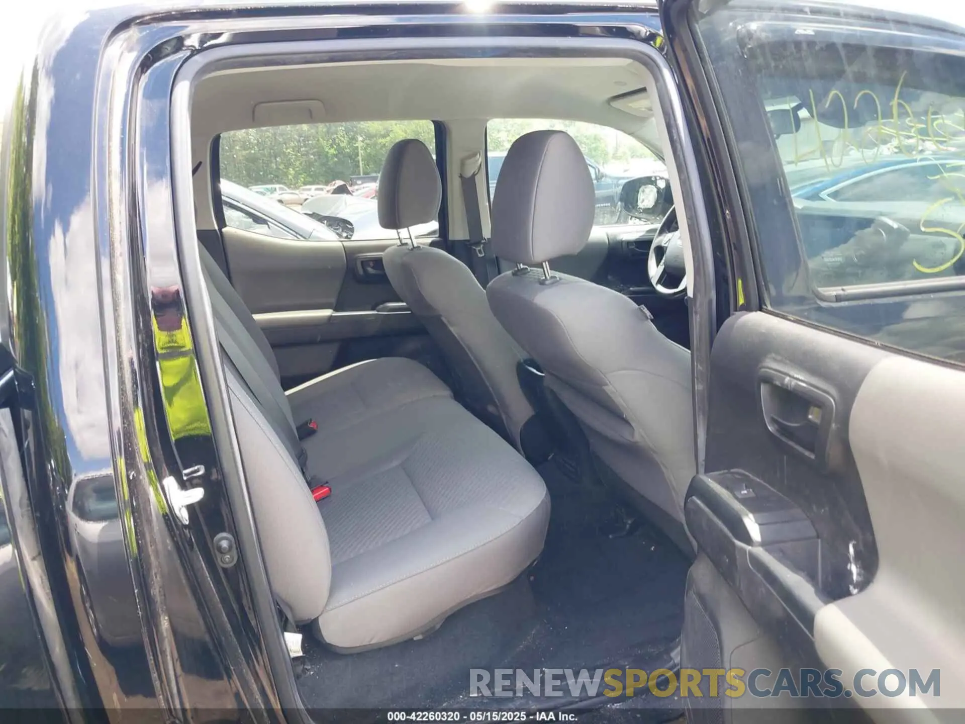 8 Photograph of a damaged car 3TYCZ5AN0NT075493 TOYOTA TACOMA 2022