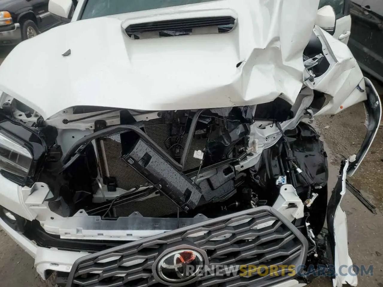 11 Photograph of a damaged car 3TYCZ5AN2NT062647 TOYOTA TACOMA 2022
