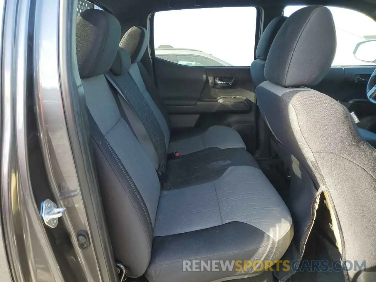 10 Photograph of a damaged car 3TYCZ5AN3NT068215 TOYOTA TACOMA 2022