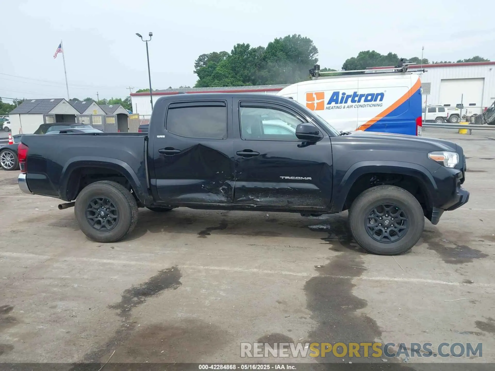 13 Photograph of a damaged car 3TYCZ5AN3NT093860 TOYOTA TACOMA 2022