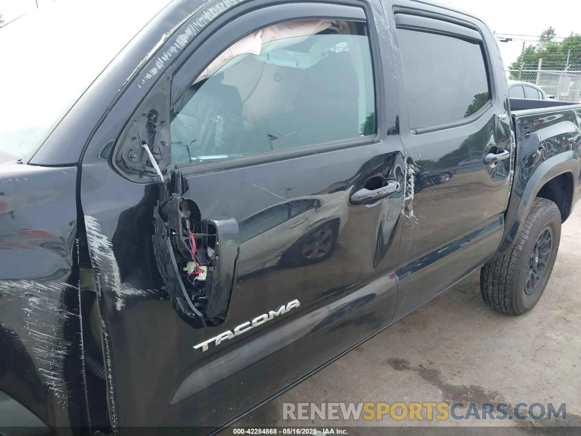 18 Photograph of a damaged car 3TYCZ5AN3NT093860 TOYOTA TACOMA 2022