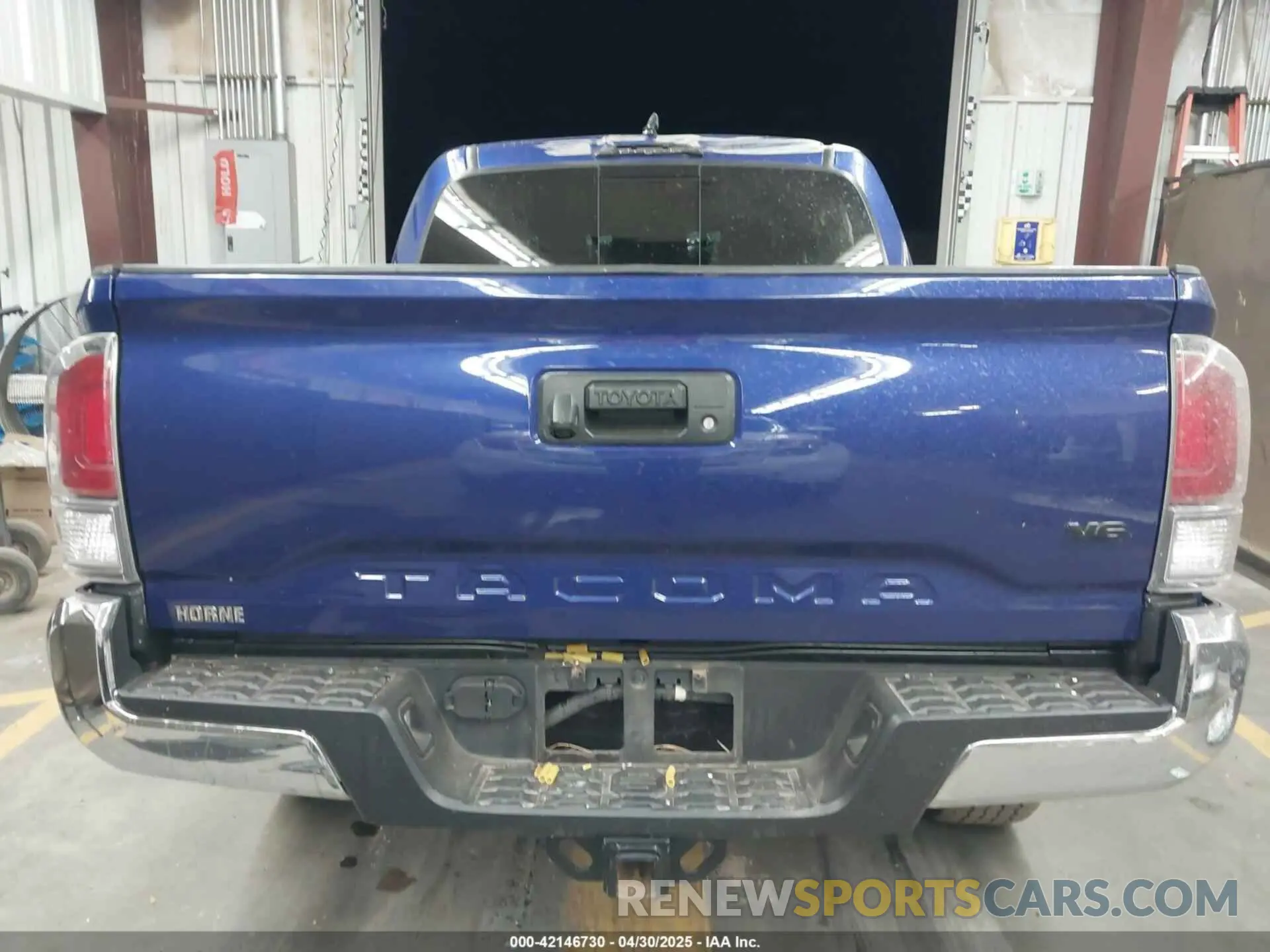 17 Photograph of a damaged car 3TYCZ5AN4NT093821 TOYOTA TACOMA 2022