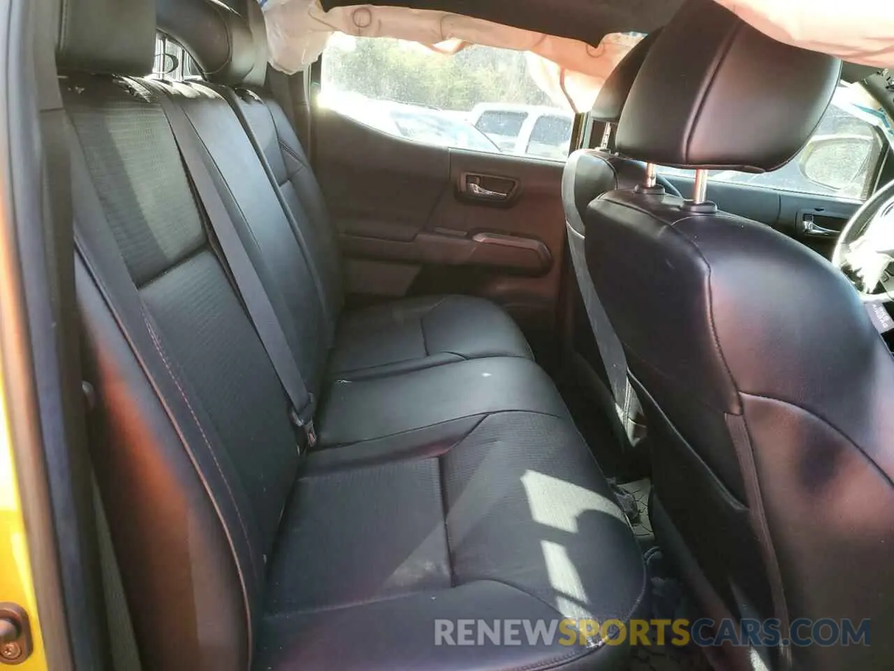 10 Photograph of a damaged car 3TYCZ5AN6NT101854 TOYOTA TACOMA 2022