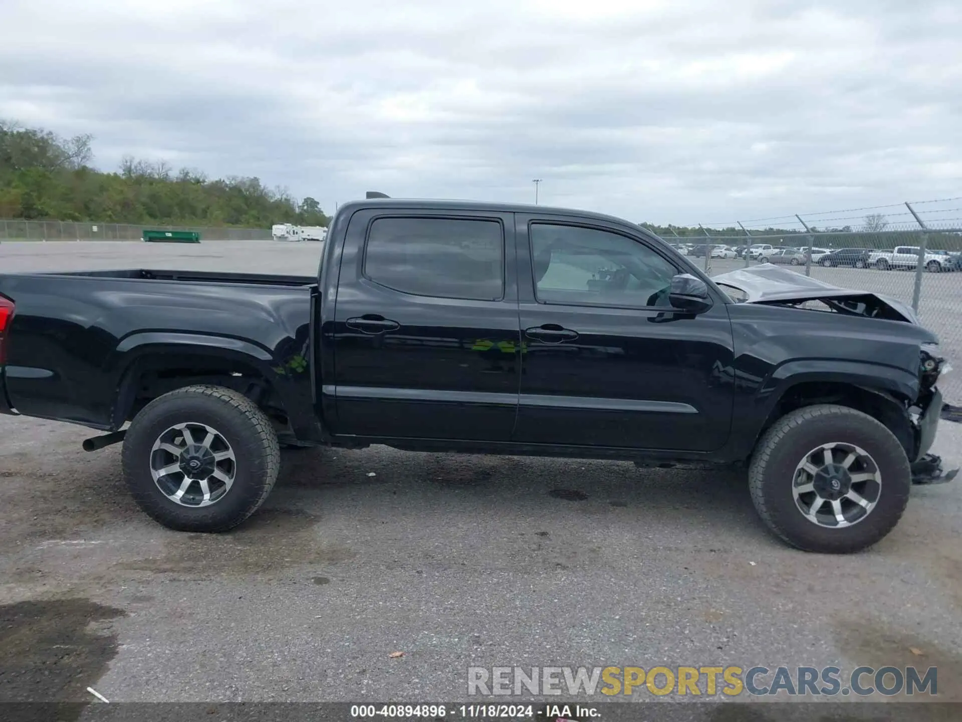 13 Photograph of a damaged car 3TYCZ5AN8NT095118 TOYOTA TACOMA 2022