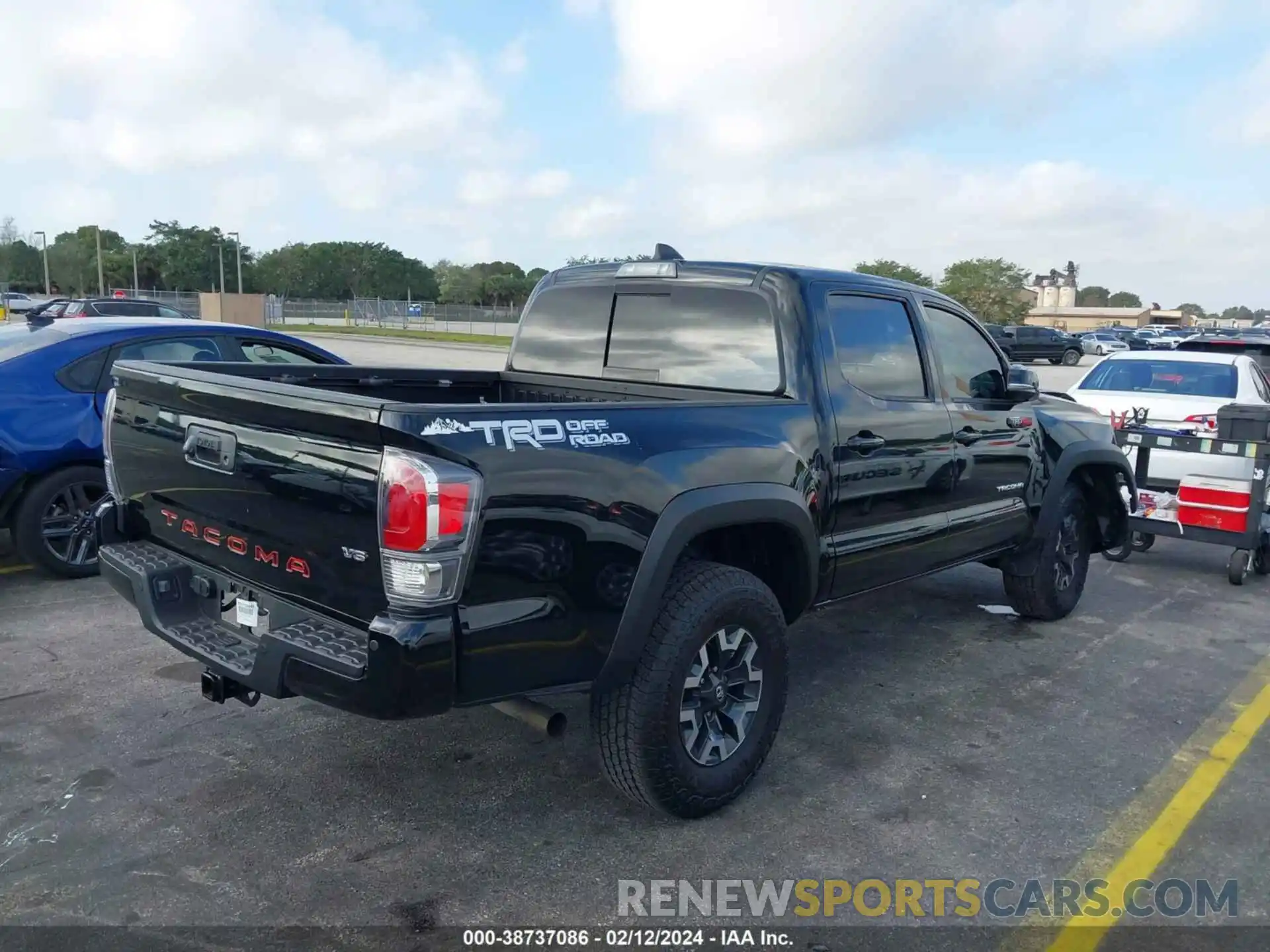 4 Photograph of a damaged car 3TMAZ5CNXPM213995 TOYOTA TACOMA 2023