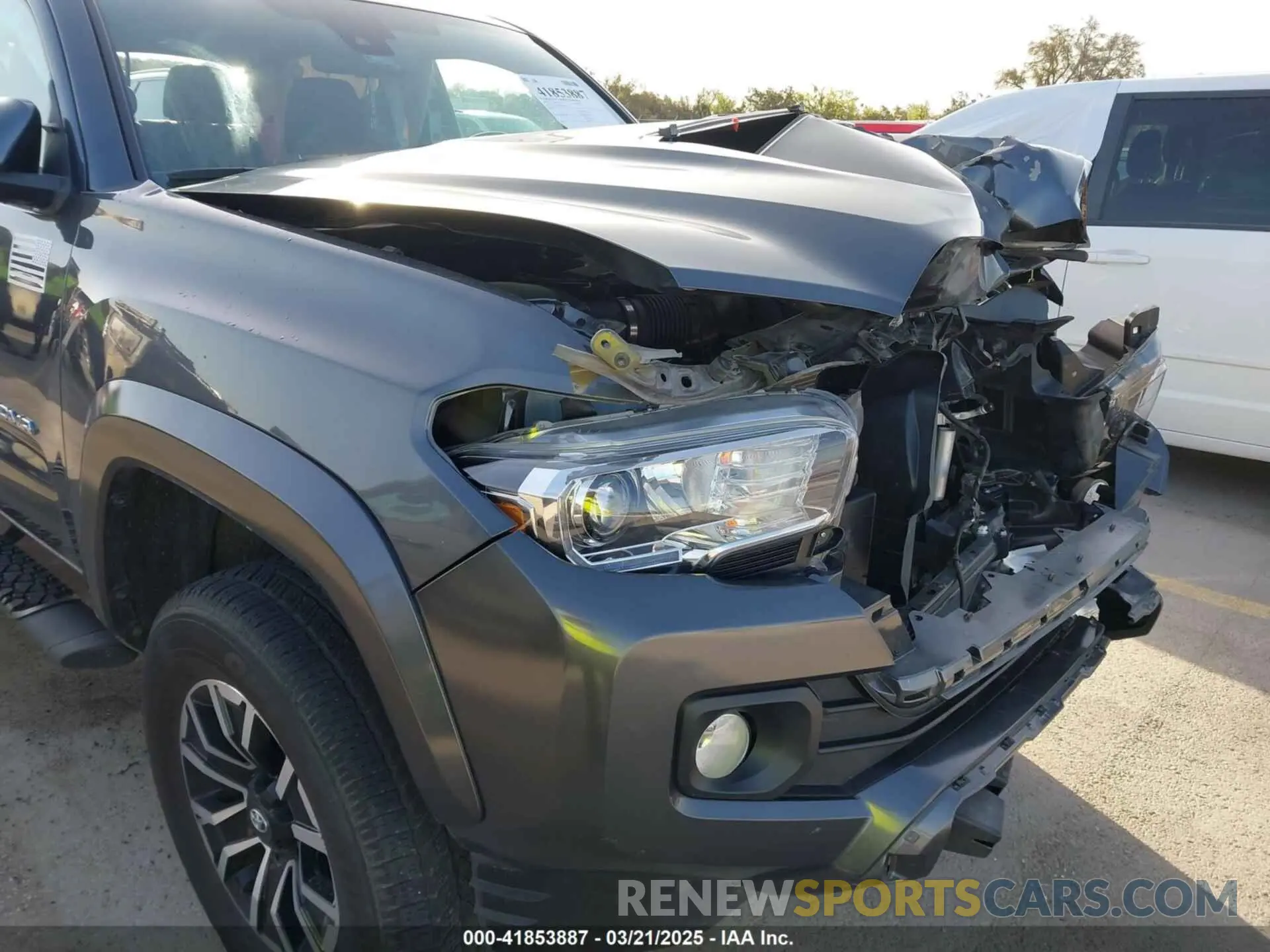 18 Photograph of a damaged car 3TMCZ5AN7PM587833 TOYOTA TACOMA 2023