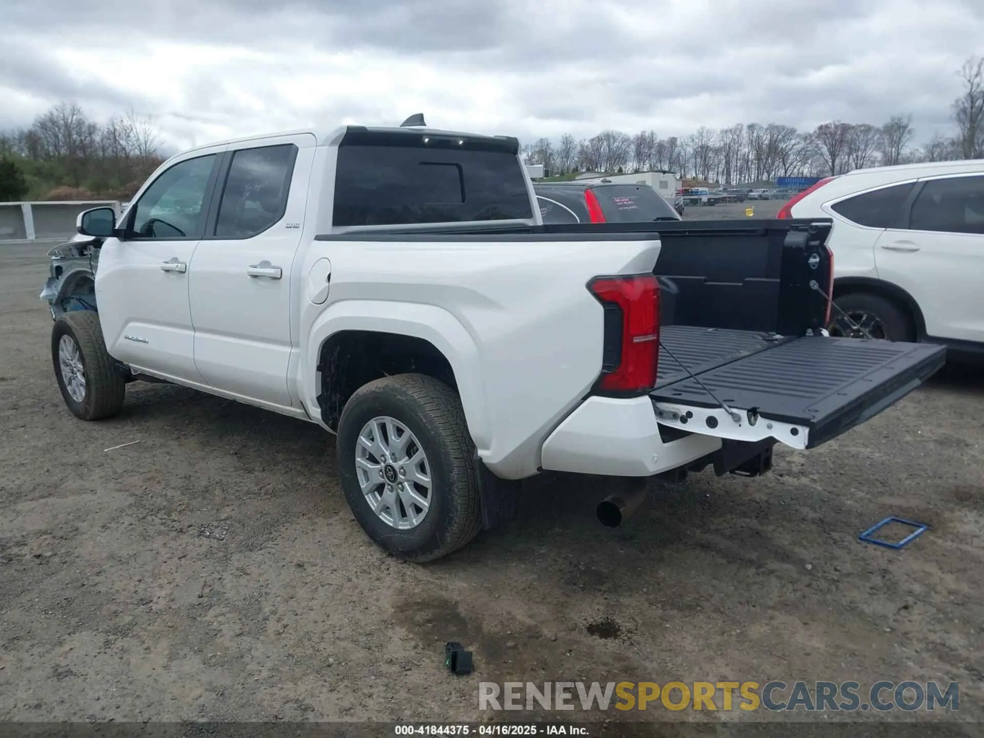 3 Photograph of a damaged car 3TYLB5JN6RT038815 TOYOTA TACOMA 2024