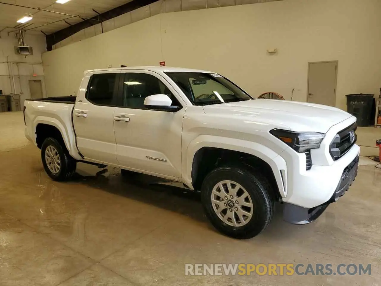 4 Photograph of a damaged car 3TMLB5JN8SM107196 TOYOTA TACOMA 2025
