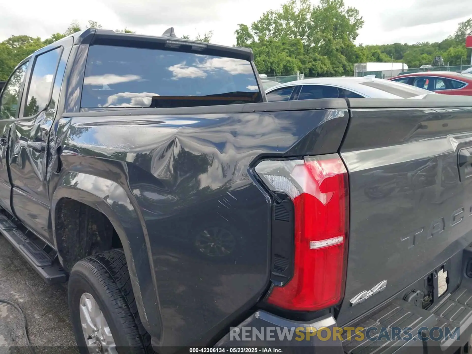 13 Photograph of a damaged car 3TMLB5JNXSM130396 TOYOTA TACOMA 2025