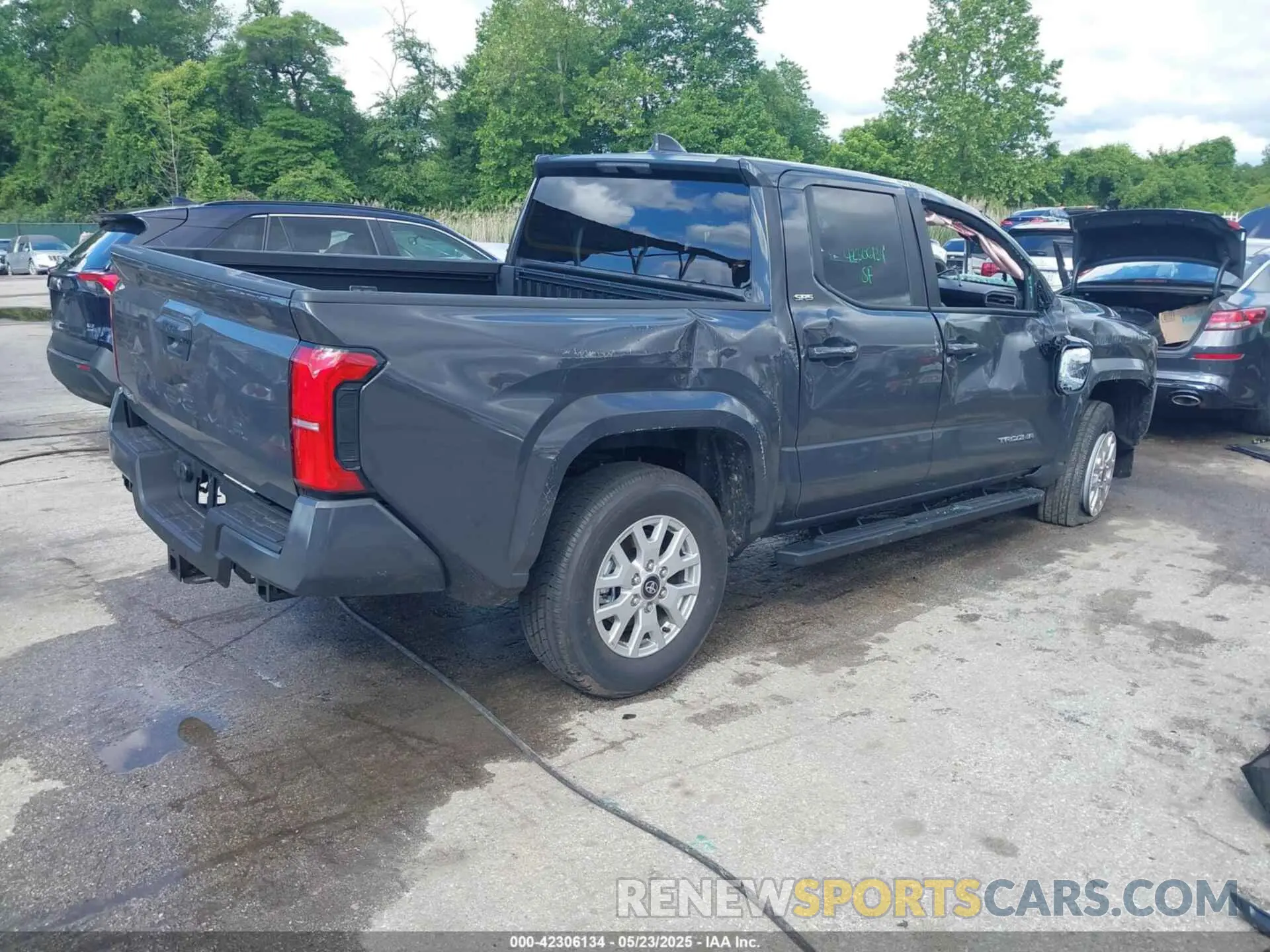 4 Photograph of a damaged car 3TMLB5JNXSM130396 TOYOTA TACOMA 2025