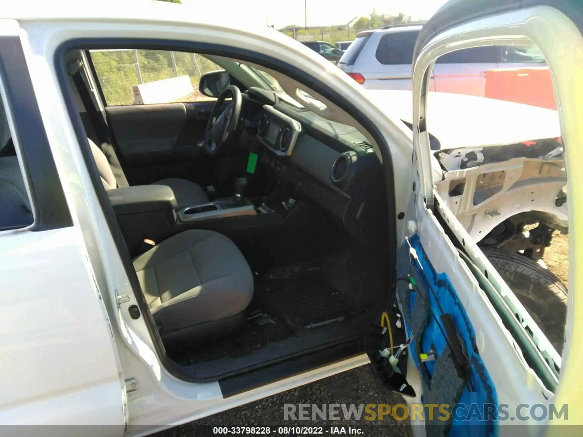 5 Photograph of a damaged car 5TFAX5GN4KX154364 TOYOTA TACOMA 2WD 2019