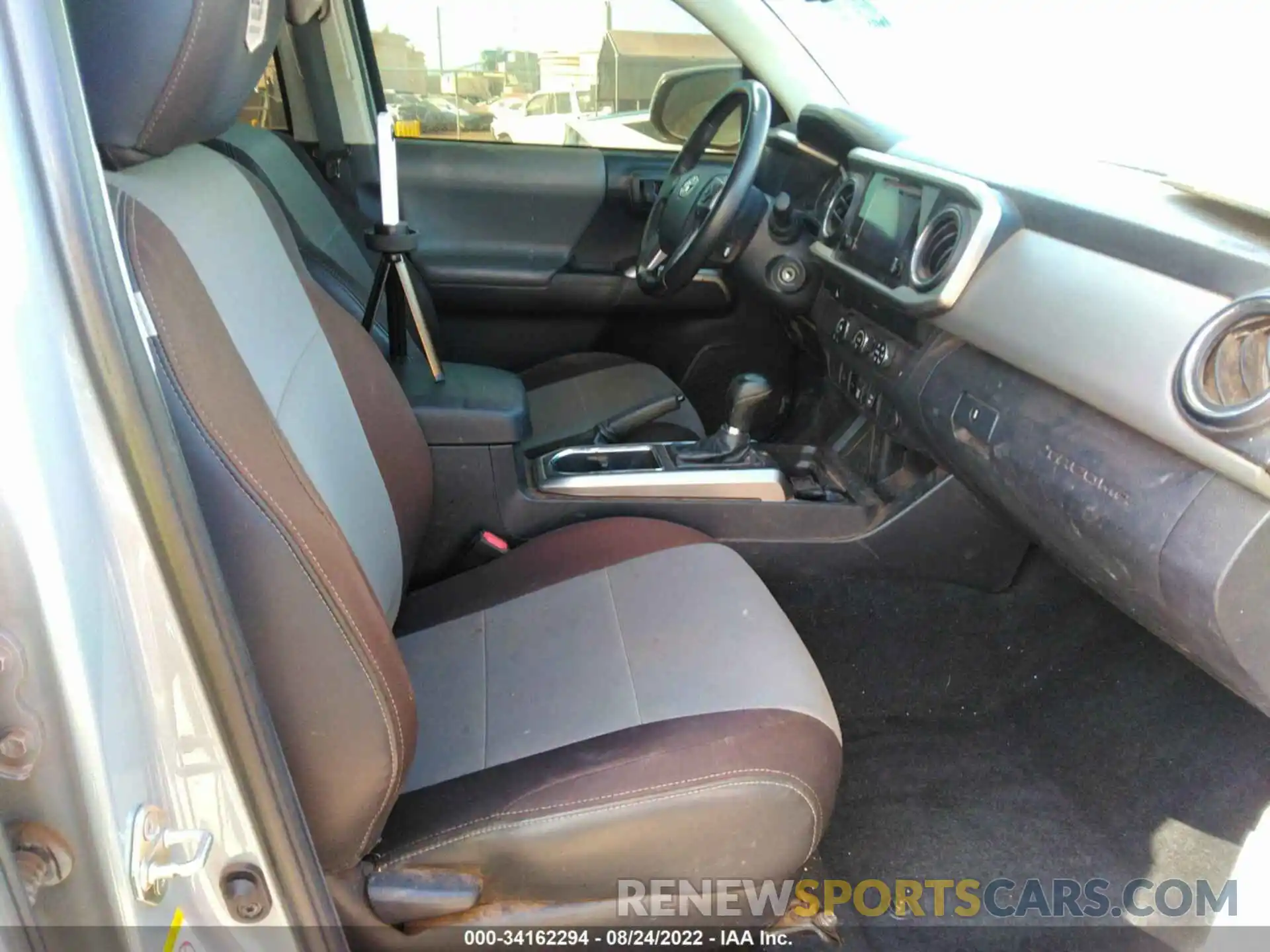 5 Photograph of a damaged car 5TFAZ5CN5KX082459 TOYOTA TACOMA 2WD 2019