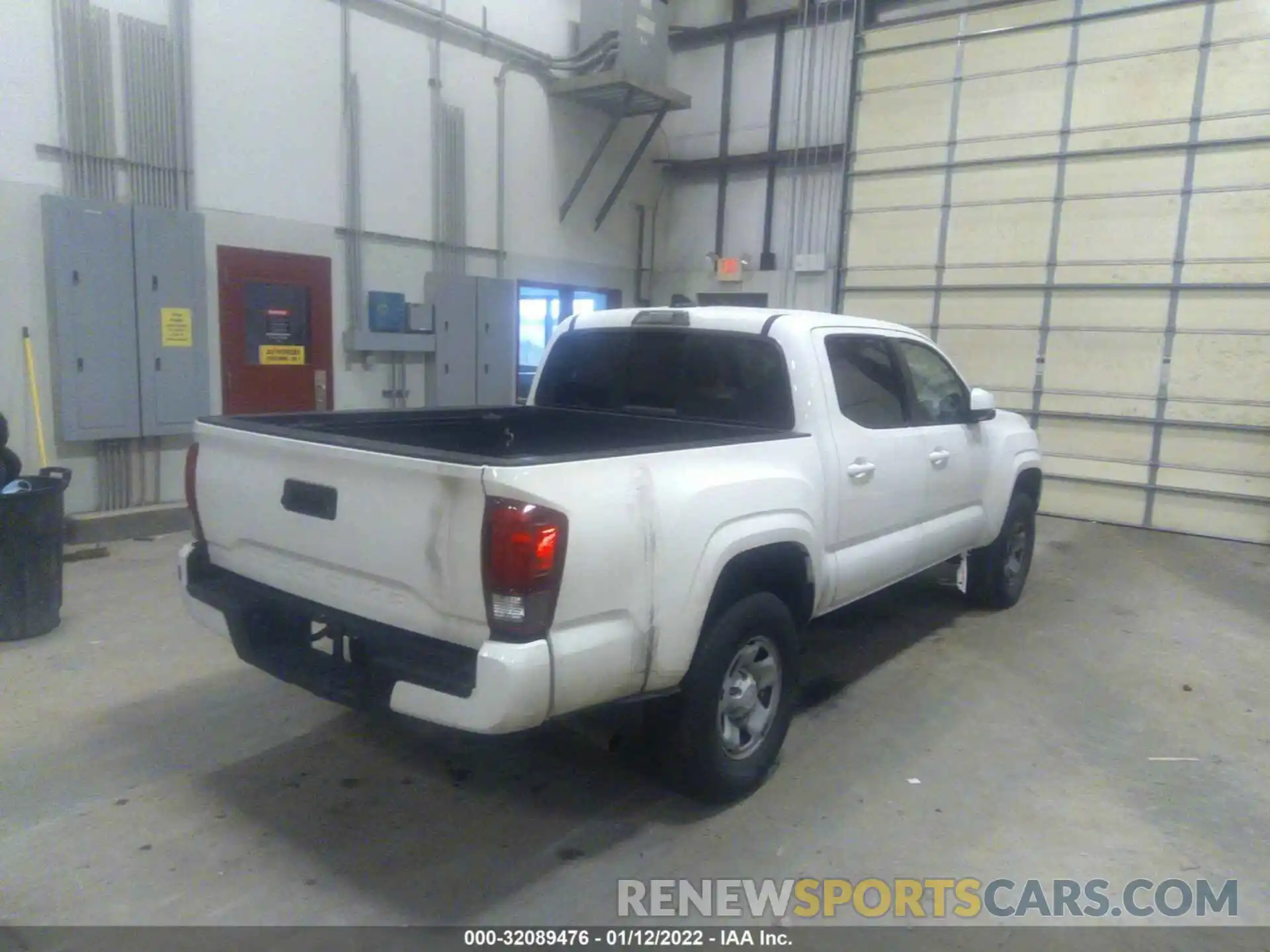 4 Photograph of a damaged car 5TFAX5GN4LX166838 TOYOTA TACOMA 2WD 2020