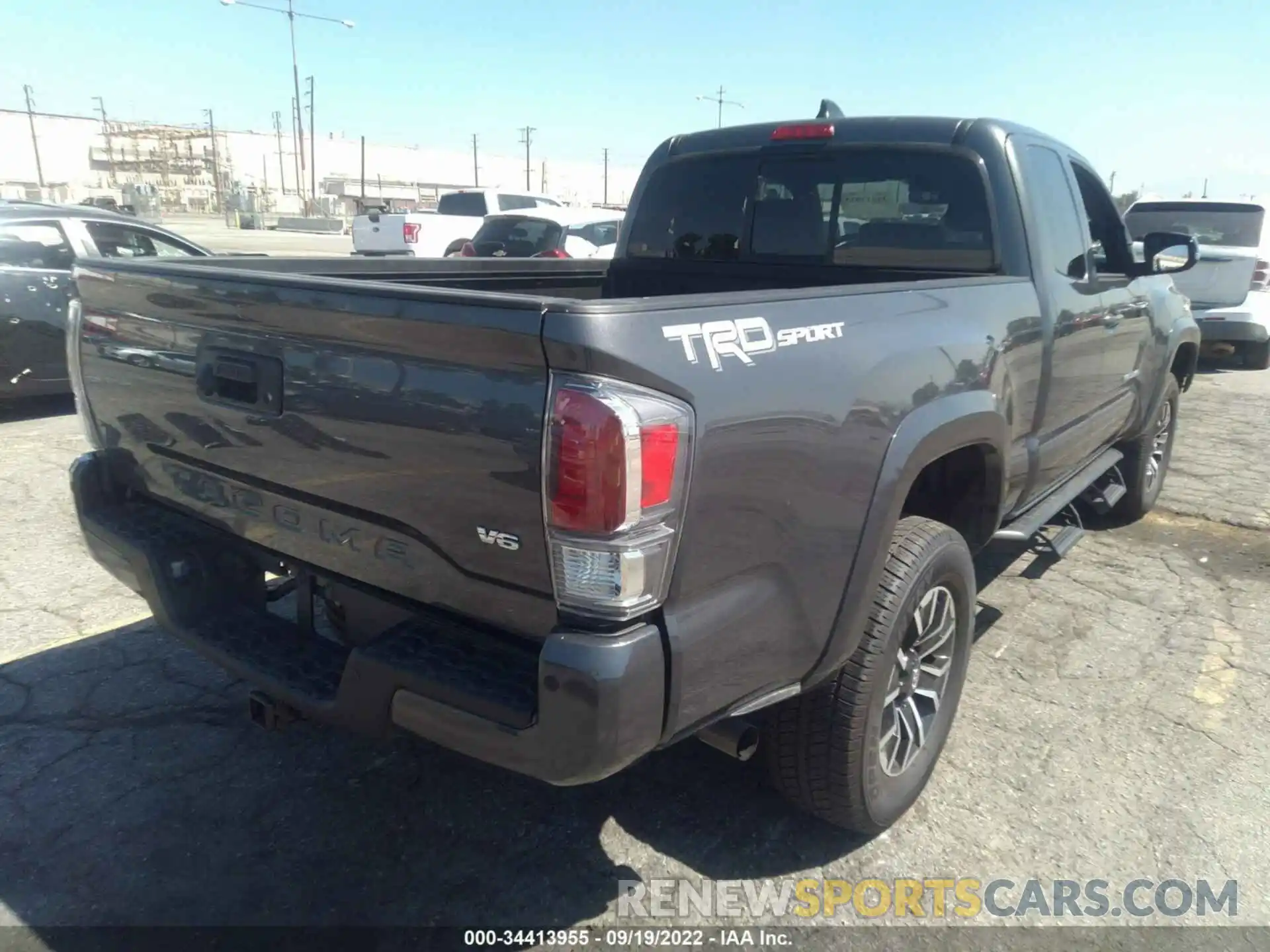 4 Photograph of a damaged car 3TYRZ5CN1NT015861 TOYOTA TACOMA 2WD 2022